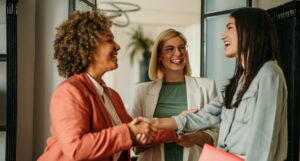 Image qui représente des personnes qui se serrent la main